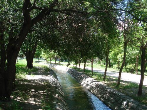 een rivier met bomen langs een weg bij El Limon in San Marcos Sierras