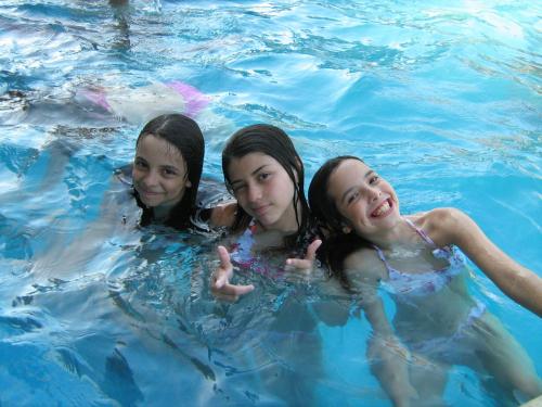 Drie vrouwen zwemmen in het water. bij La Morada Apart Boutique & Spa in Villa Gesell