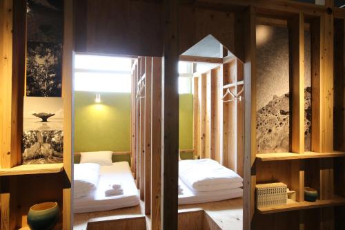 石垣島にあるゲストハウスちゅらククル石垣島の二段ベッド2組が備わる客室です。