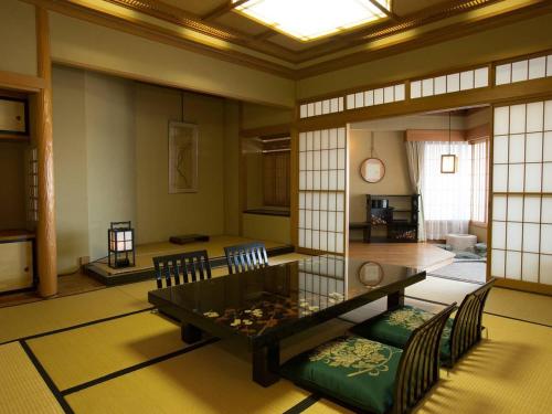 熱海市にあるホテル大野屋の部屋にテーブルと椅子がある部屋