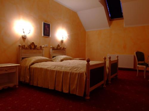 Postel nebo postele na pokoji v ubytování Hotel Royal