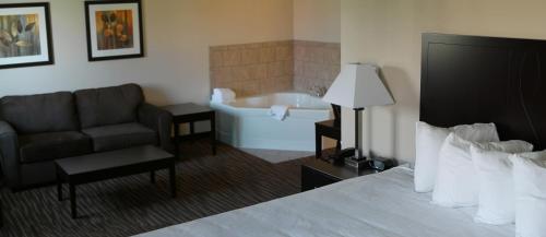 Ένα ή περισσότερα κρεβάτια σε δωμάτιο στο Cobblestone Inn & Suites Fort Madison
