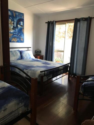 a bedroom with a bed and a desk at Dongara Breeze Inn in Dongara