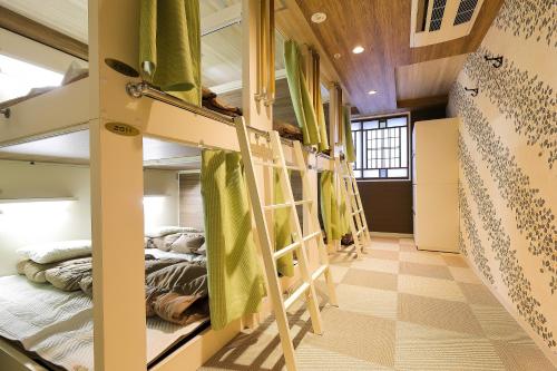 Dviaukštė lova arba lovos apgyvendinimo įstaigoje Kobe Nadeshikoya