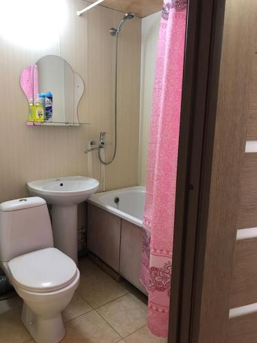 エッセントゥキにあるКвартира ул. Кисловодскаяのバスルーム(トイレ、ピンクのシャワーカーテン付)