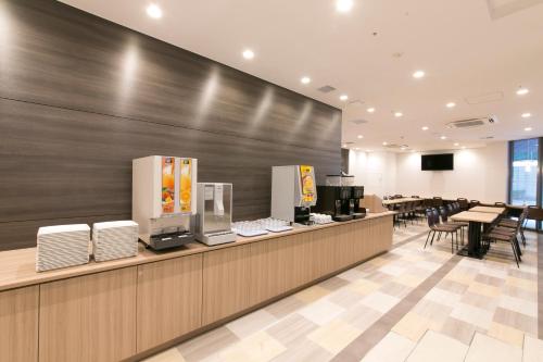 Kuchyň nebo kuchyňský kout v ubytování WASHINGTON R&B Hotel Shin Osaka Kitaguchi
