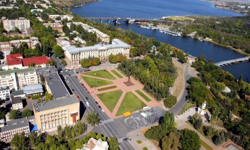 an aerial view of a city with a large park at Bon Apart Naberegna in Mykolaiv