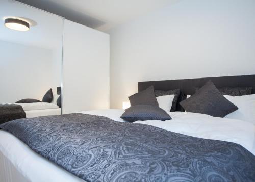 ヴィンターベルクにあるKappenblick 2のベッドルーム1室(大型ベッド1台、白いシーツ、枕付)