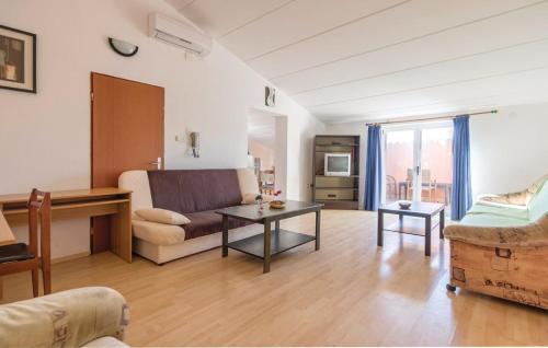- un salon avec un canapé et une table dans l'établissement Apartments Sergio 1499, à Fažana