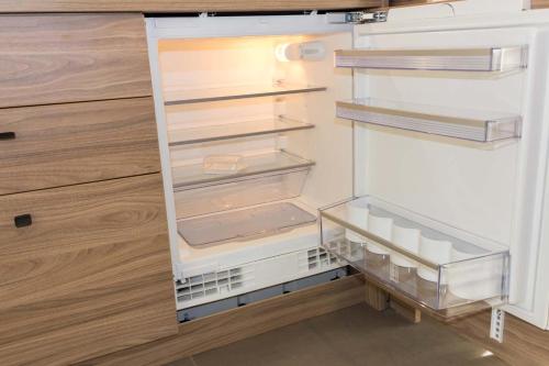 メラーノにあるApartments Sissi & Franzの空の冷蔵庫(ドアを開けます)