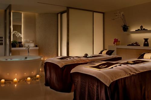 a bathroom with two beds and a bath tub at The Langham, Shanghai, Xintiandi in Shanghai