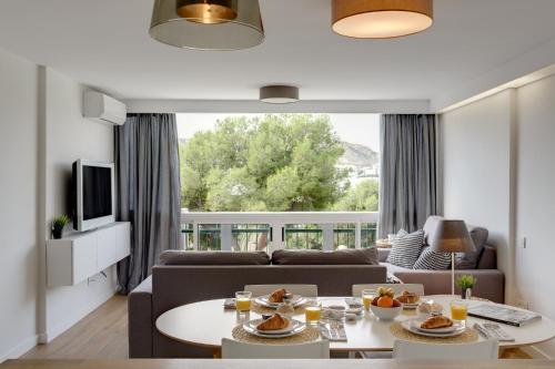 a living room with a couch and a table at Apartamento Santa Barbara I in Alicante