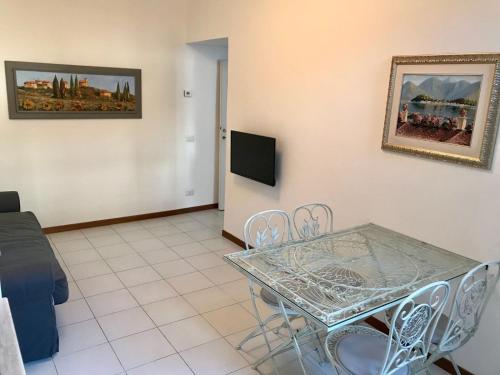 a living room with a glass table and chairs at meschihouse - Leonardo 35 in Lecco