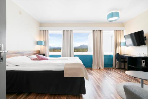 Postel nebo postele na pokoji v ubytování Bardufoss Hotell
