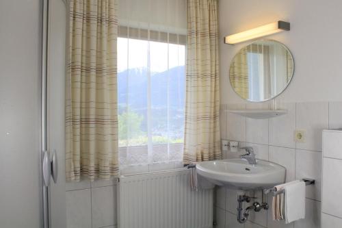 baño con lavabo y ventana en Am Zanggerhof, en Imst