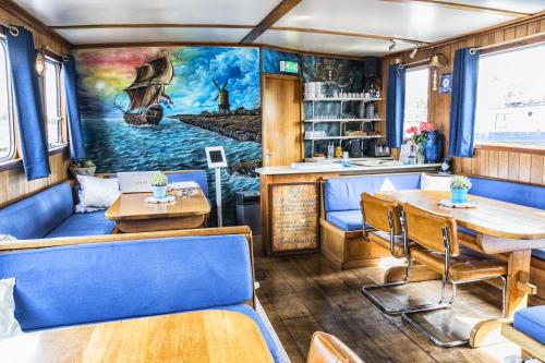 アムステルダムにあるMPS　ホーランドのテーブルと壁に絵が飾られたダイニングルーム