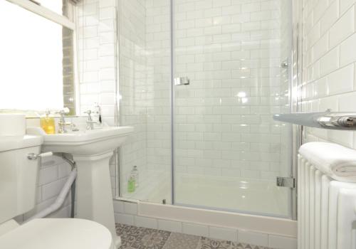 y baño con ducha, aseo y lavamanos. en The Alma Inn, en Sowerby Bridge