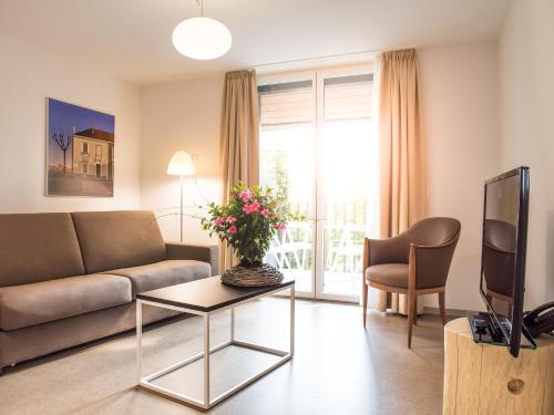 TV a/nebo společenská místnost v ubytování Hôtel la Croix Blanche