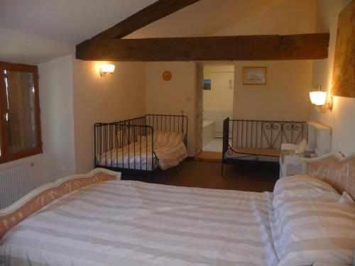 a bedroom with a bed and a bath room at Le Vieux Couvent in Deviat