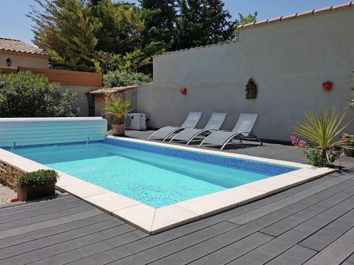 LiracにあるBeautiful villa with private poolの家の隣に椅子2脚付きのスイミングプール
