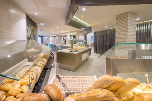 una panadería con un montón de diferentes tipos de pan en Hotel LIVVO Koala Garden, en Maspalomas