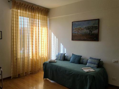 ジェノヴァにあるHouse Stella Marina by Holiday Worldのベッドルーム1室(ベッド1台、大きな窓付)