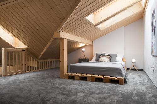 Кровать или кровати в номере Miód Malvina Apartamenty