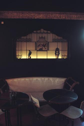 a room with a tub and a table and a window at El Lacayo de Sestiello in Grado