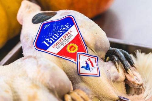 a close up of a turkey with a sticker on it at Le Moulin du Gastronome in Charnay-lès-Mâcon