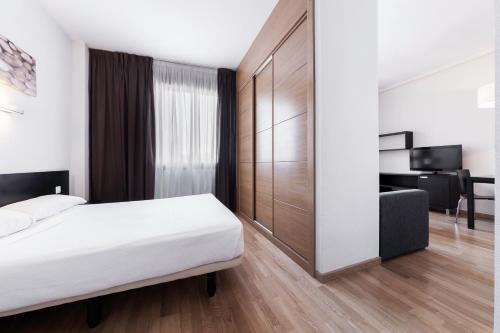 Ένα ή περισσότερα κρεβάτια σε δωμάτιο στο Compostela Suites