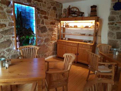 Penzion Valkoun-Lilienfeld في كارلوفي فاري: غرفة طعام مع طاولة وكراسي خشبية