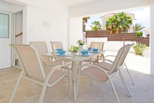 un tavolo da pranzo e sedie in un patio di Villa Anette a Protaras