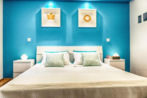 um quarto azul com uma cama grande e paredes azuis em Apartment Aleksandra 1345 em Pula