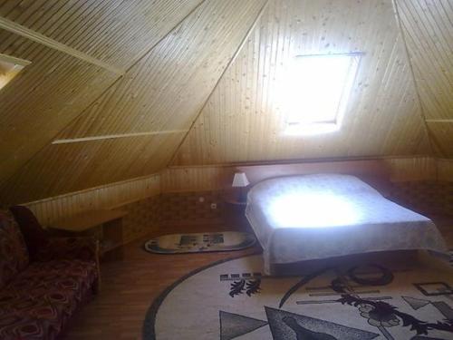 Kleines Zimmer mit einem Bett und einem Fenster in der Unterkunft Dlya Vseh Motel in Kamjanez-Podilskyj
