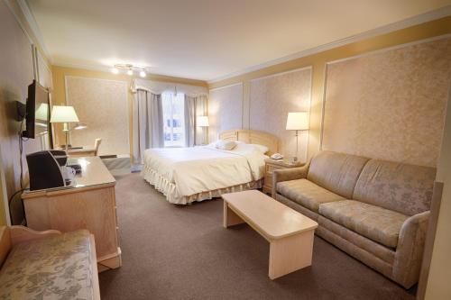 En eller flere senge i et værelse på Travelodge by Wyndham Victoriaville