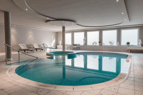Bazén v ubytování Hotel Tiefenbrunn Gardensuites & Breakfast nebo v jeho okolí
