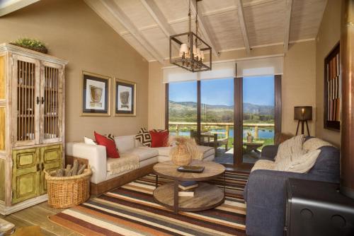 a living room with a couch and a table at Villas Toscanas in Limache