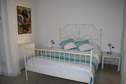 ボローニャにあるLa Mansardaの白いベッド(青い枕付)