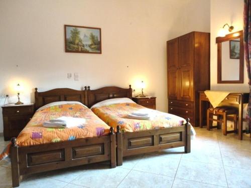1 dormitorio con cama, escritorio y piano en Yellow Stella Studios, en Skopelos Town