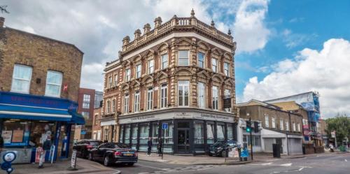 een hoog gebouw in een stadsstraat met bij London Stay Apartments in Londen