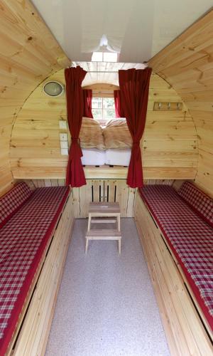 a room with two beds in a tiny house at Campingplatz Aichelberg in Aichelberg
