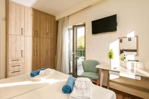 a hotel room with two beds and a desk and a chair at Sunlight Breeze Villa in Chania Town