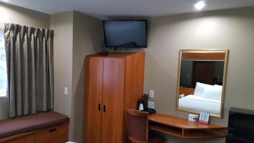 Μια τηλεόραση ή/και κέντρο ψυχαγωγίας στο Microtel Inn & Suites by Wyndham Bozeman