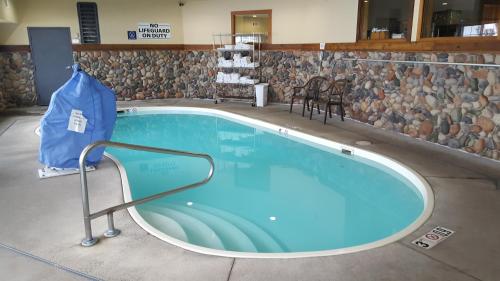 Πισίνα στο ή κοντά στο Microtel Inn & Suites by Wyndham Bozeman