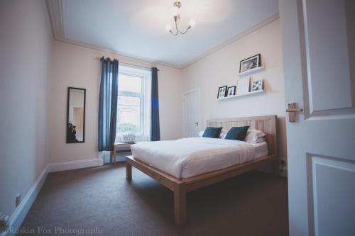 - une chambre avec un lit et une fenêtre dans l'établissement Stylish and Spacious two bed in Aberdeen's West End, à Aberdeen