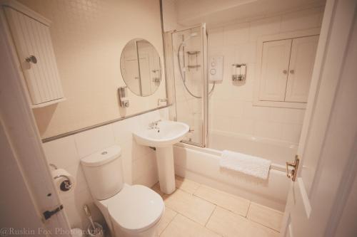 La salle de bains est pourvue de toilettes, d'un lavabo et d'une douche. dans l'établissement Stylish and Spacious two bed in Aberdeen's West End, à Aberdeen