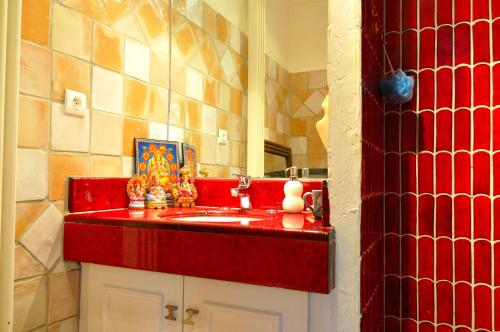 マンドリュー・ラ・ナプールにあるBabouのバスルーム(赤い洗面台、鏡付)