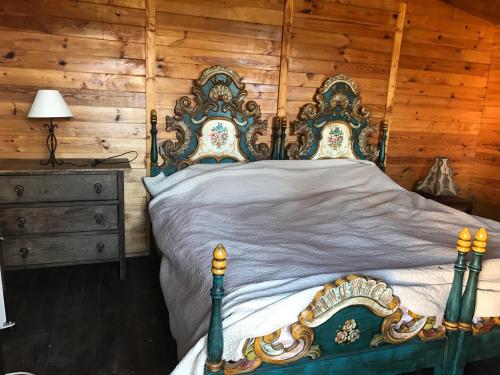 a bedroom with a bed in a wooden cabin at casa India in Alicante