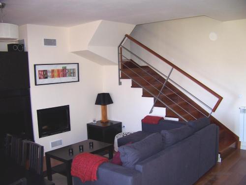 サビニャニゴにあるDúplex 3 dormitoriosのリビングルーム(ソファ、階段付)