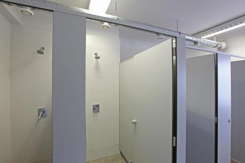 林茨Montagehotel Living@Linz的浴室设有玻璃门淋浴间